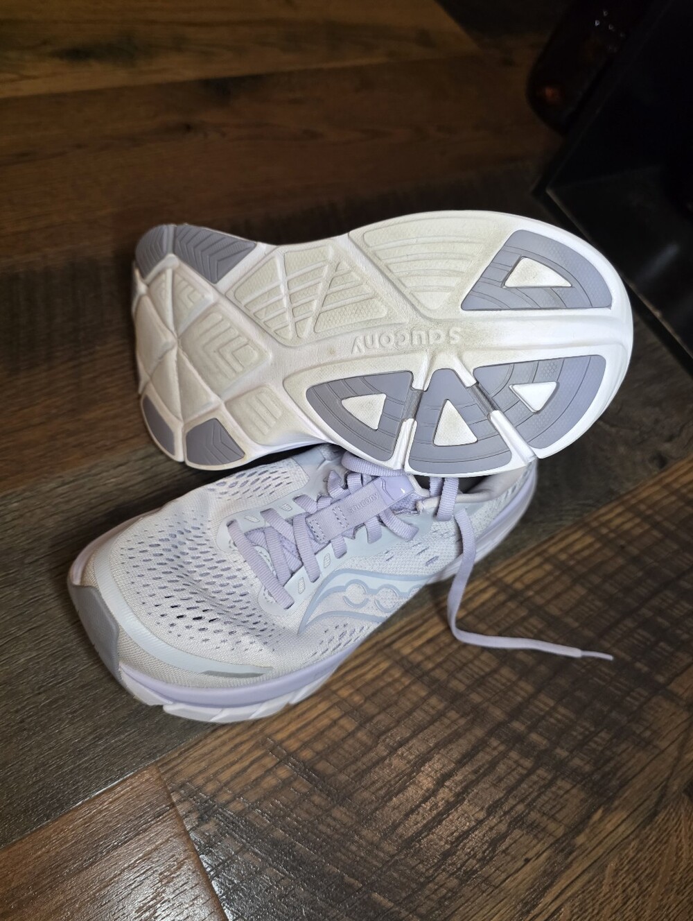 Saucony Guide 18 Women's Running Shoes in Pale Lavender and White